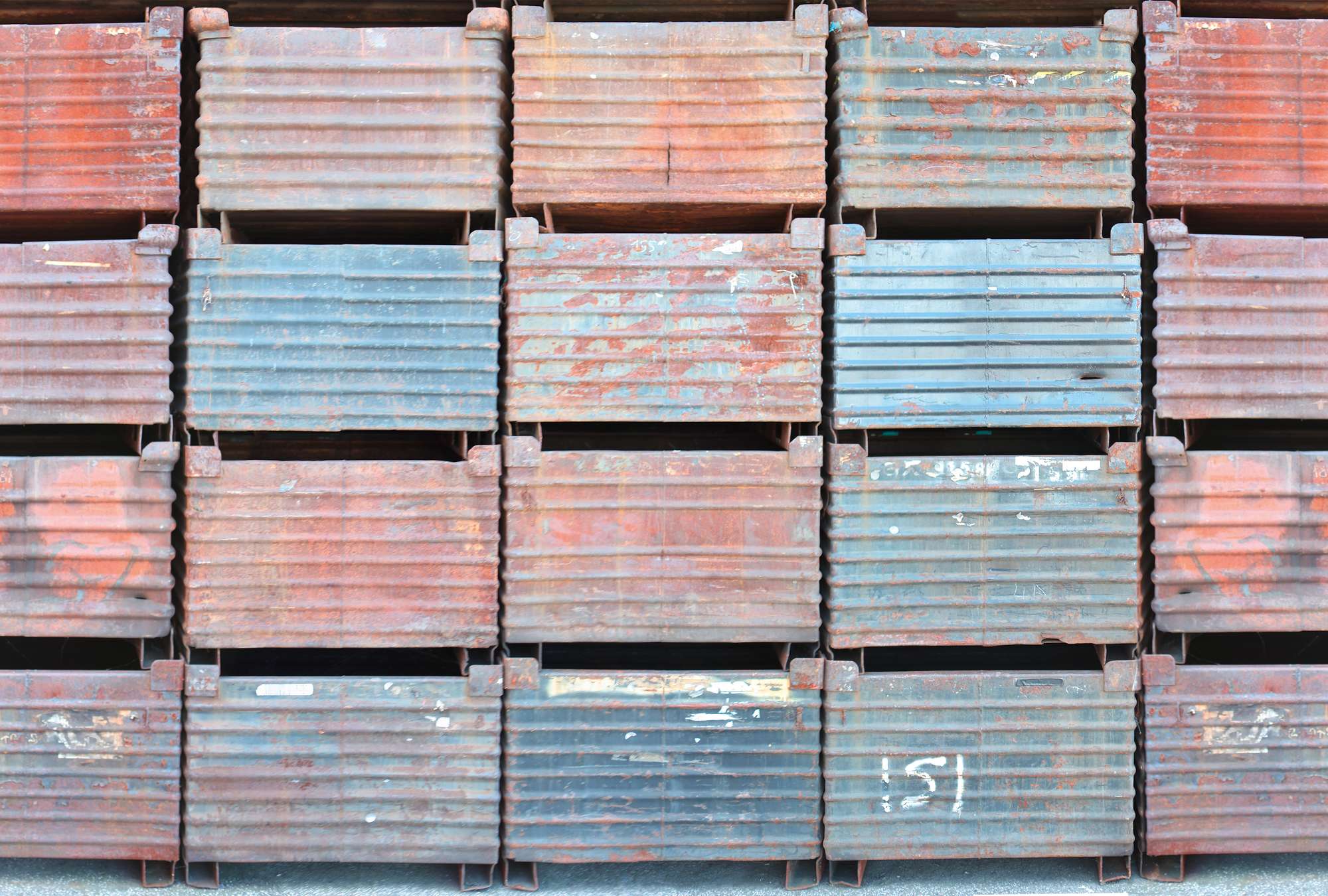             Muurschildering met kleurrijke stalen containers
        
