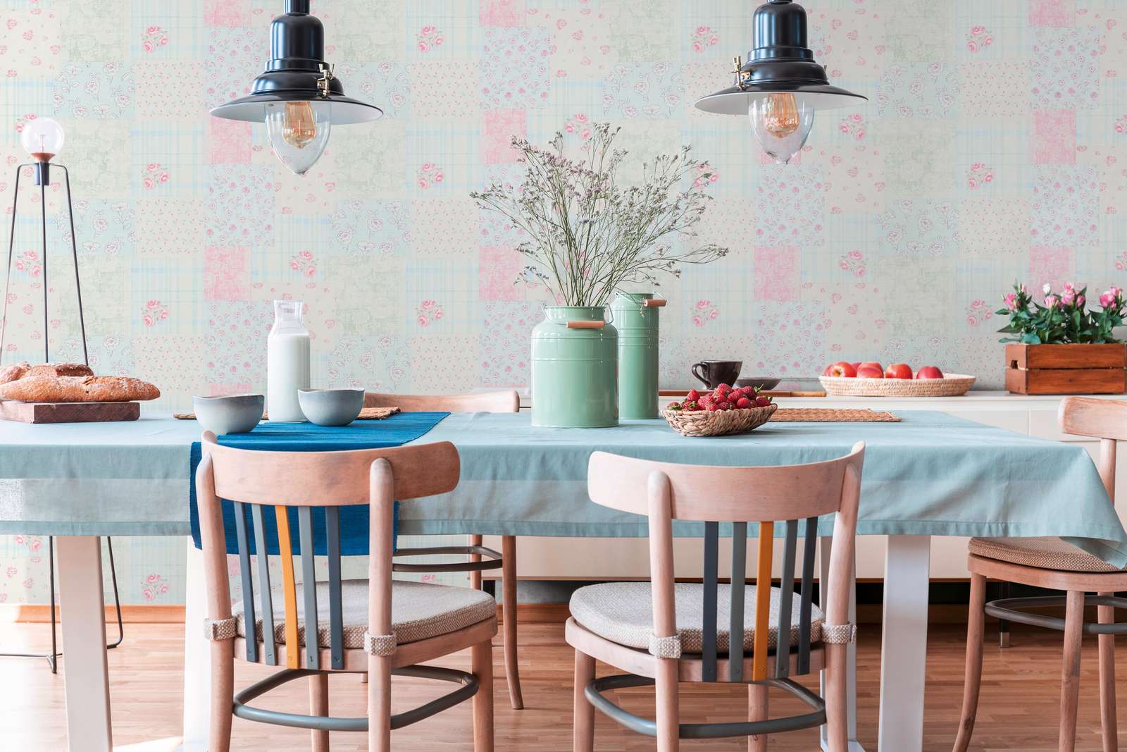             Papier peint intissé style maison de campagne floral - bleu, rose, blanc
        