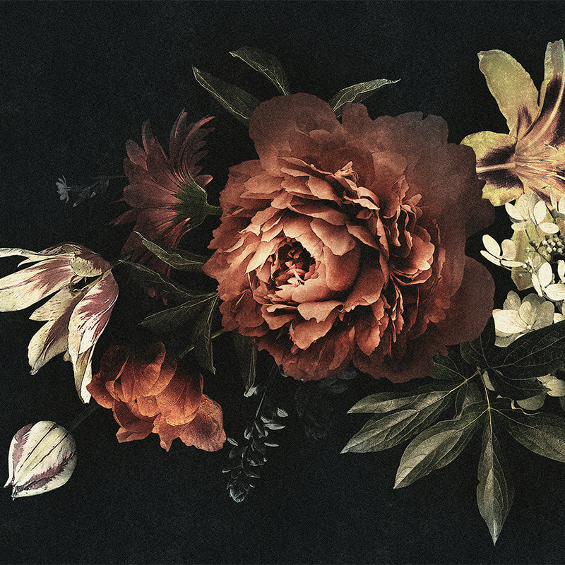Drama queen 1 - Photopapier peint bouquet de fleurs sur fond sombre avec structure en carton - rouge, noir | À structure Intissé
