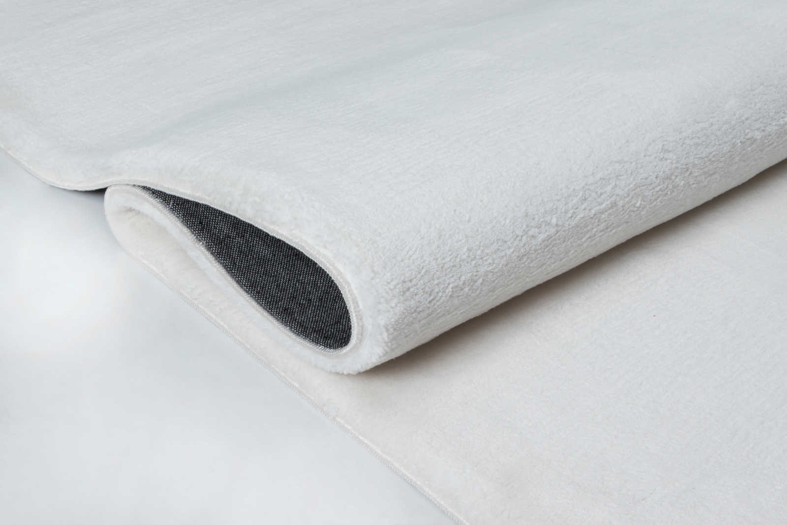             Vaporoso tappeto a pelo alto in un piacevole color crema - 110 x 60 cm
        