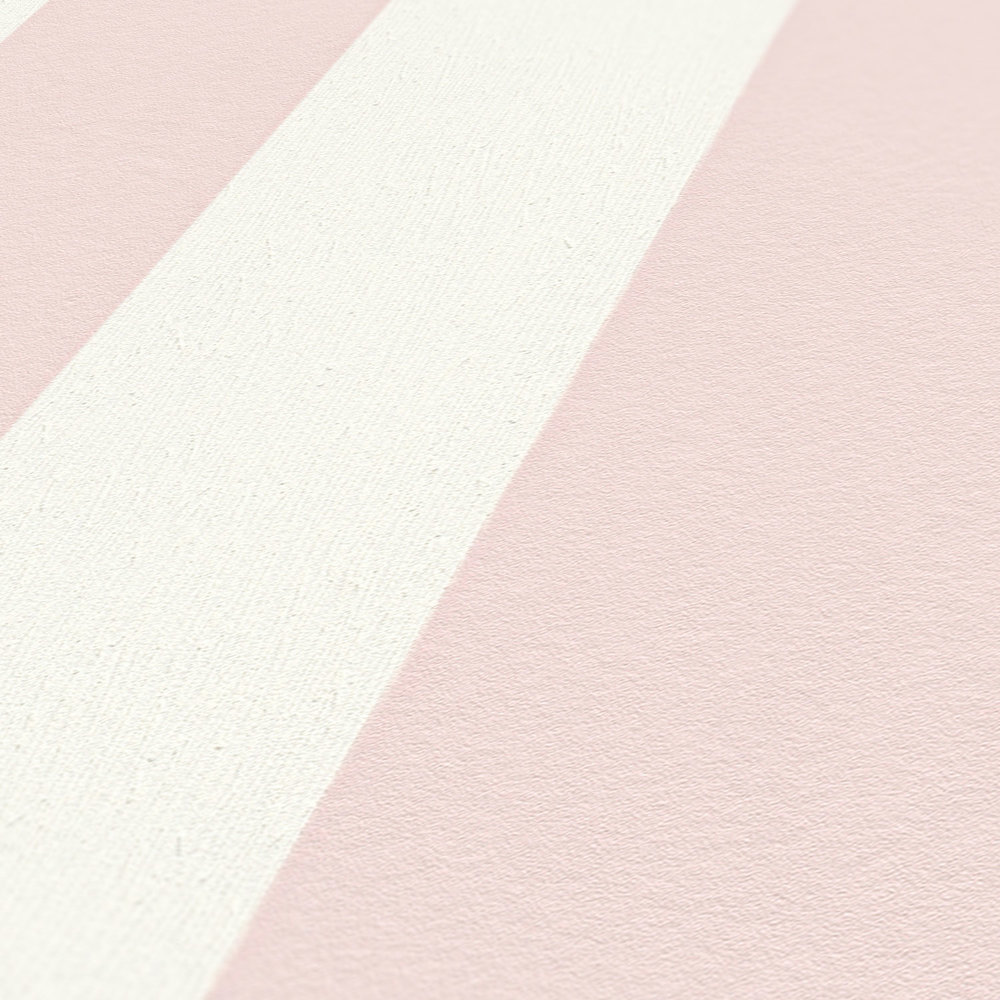             Strepen behang met structuurpatroon, blokstrepen roze & wit
        