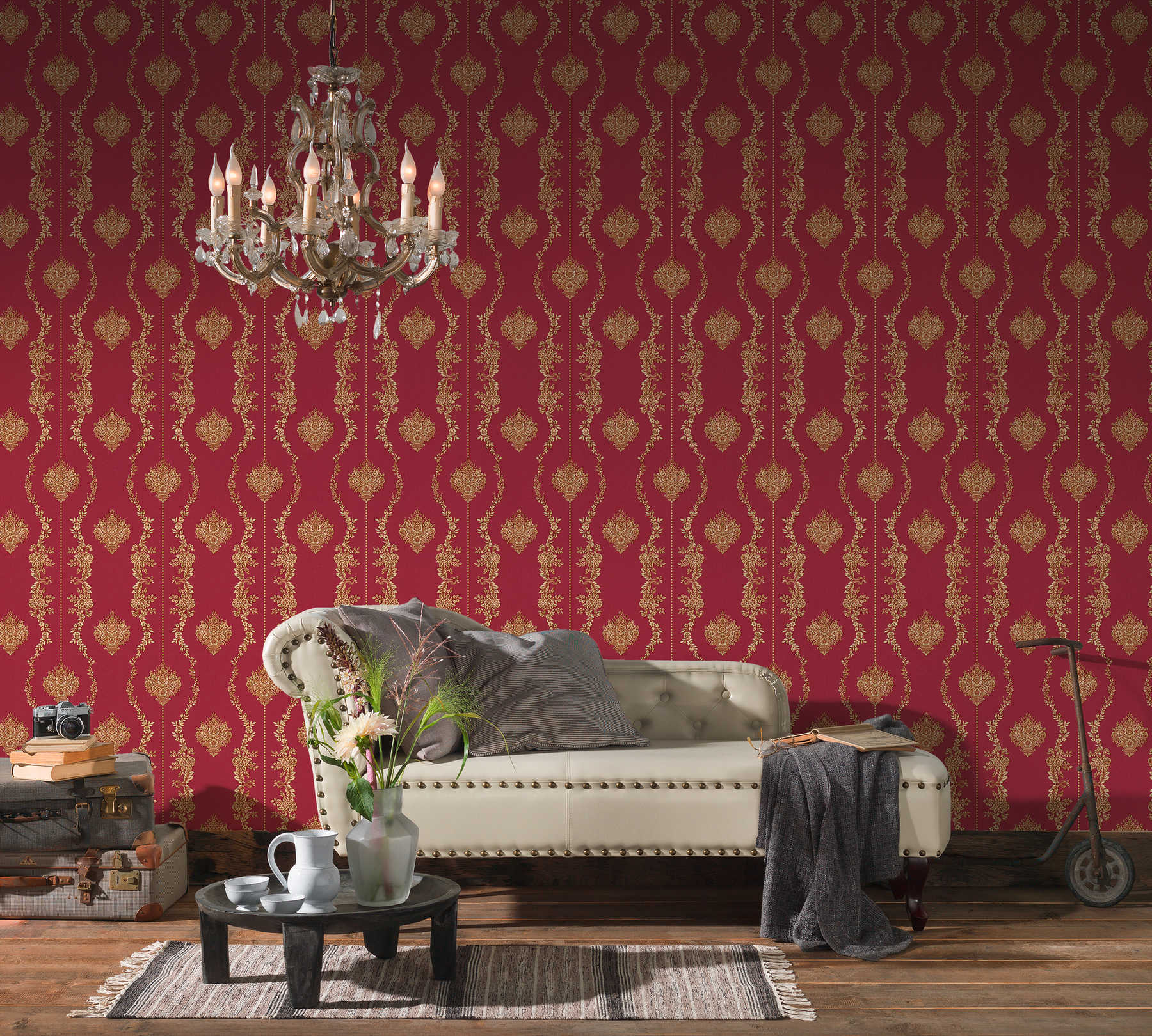             Classic ornament wallpaper with gold effect - metallic, red
        
