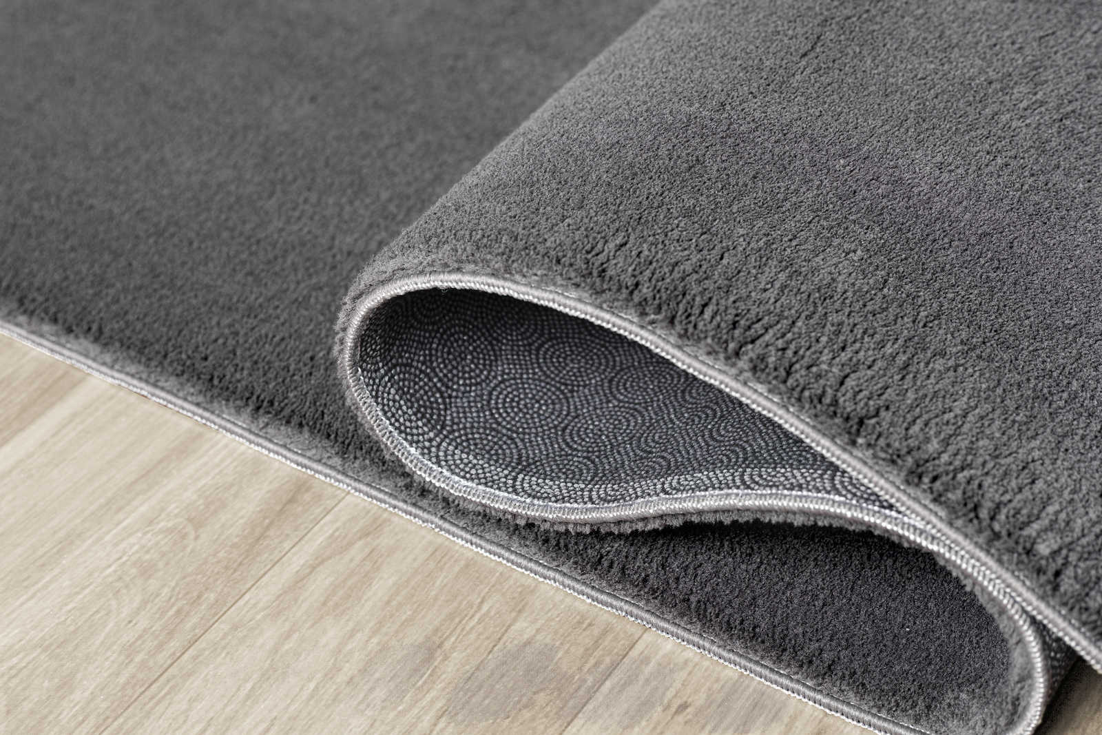             Fluffy high pile carpet in anthracite - 150 x 80 cm
        