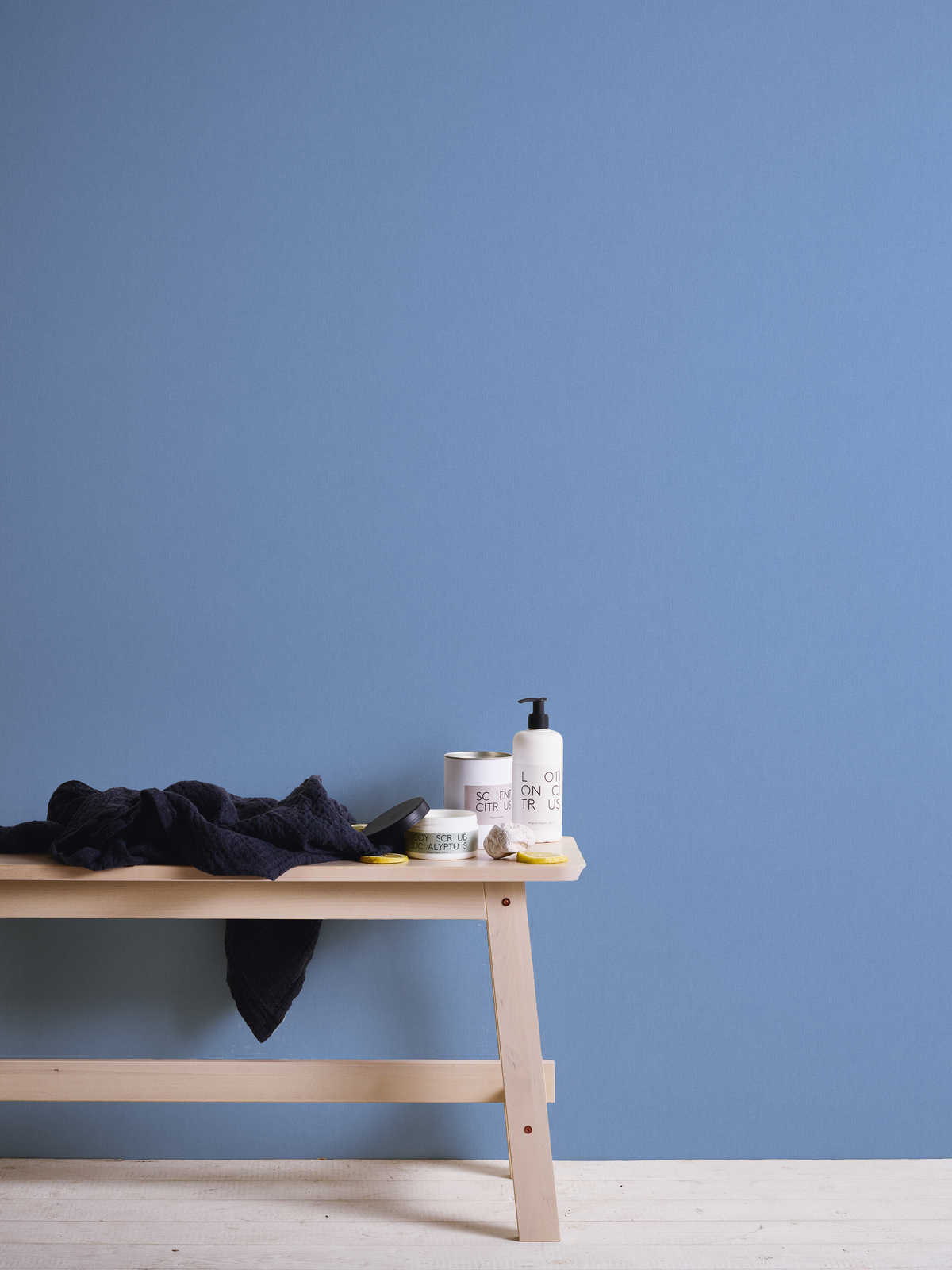             Wallpaper sky blue plain, textile texture & mottled effect - blue
        
