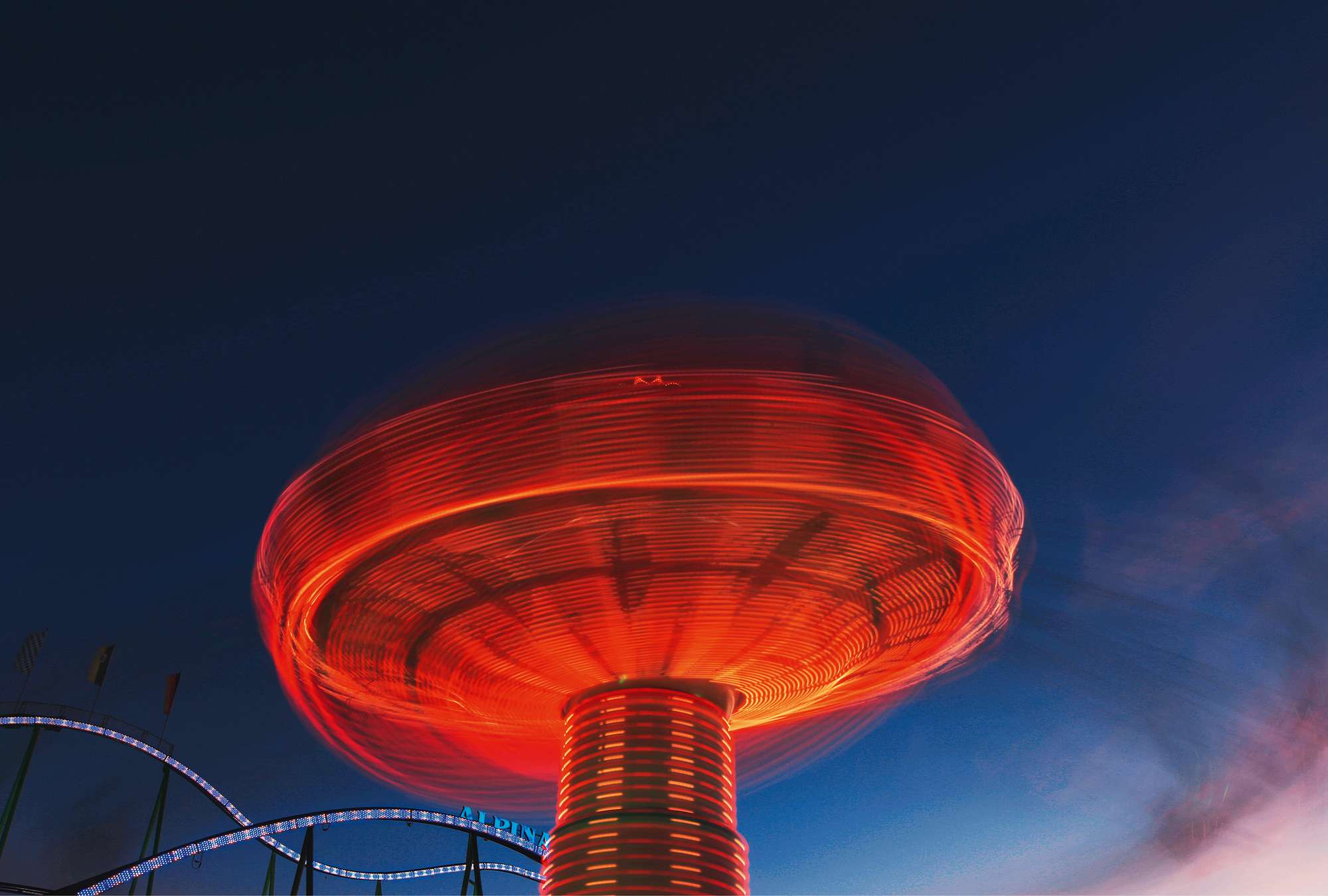             Carosello rosso - Sfondo fotografico carnevale di notte
        