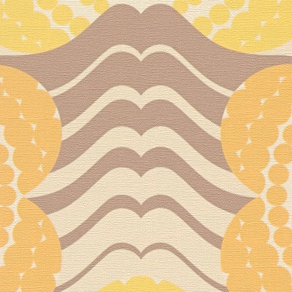             Papel pintado no tejido con motivos florales en estilo años 70 - beige, marrón, naranja
        