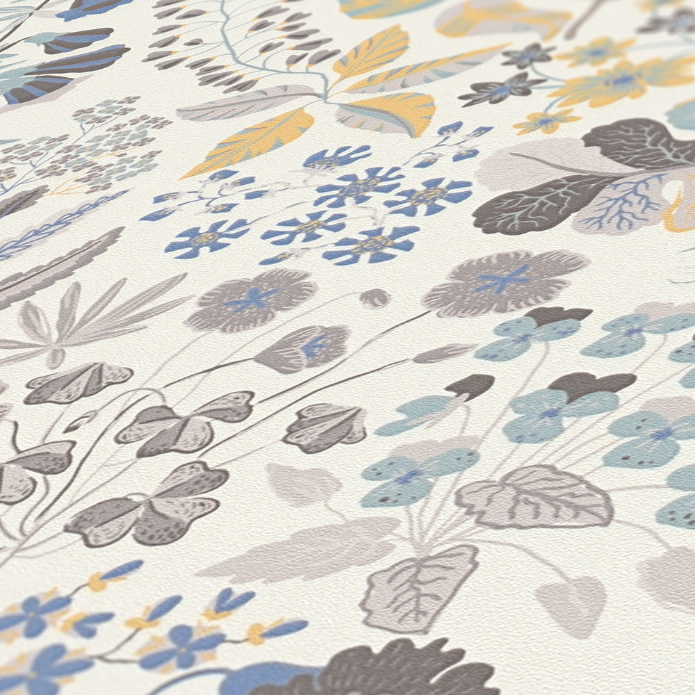             Vliesbehang met gedetailleerd bloemenpatroon - grijs, blauw, crème
        