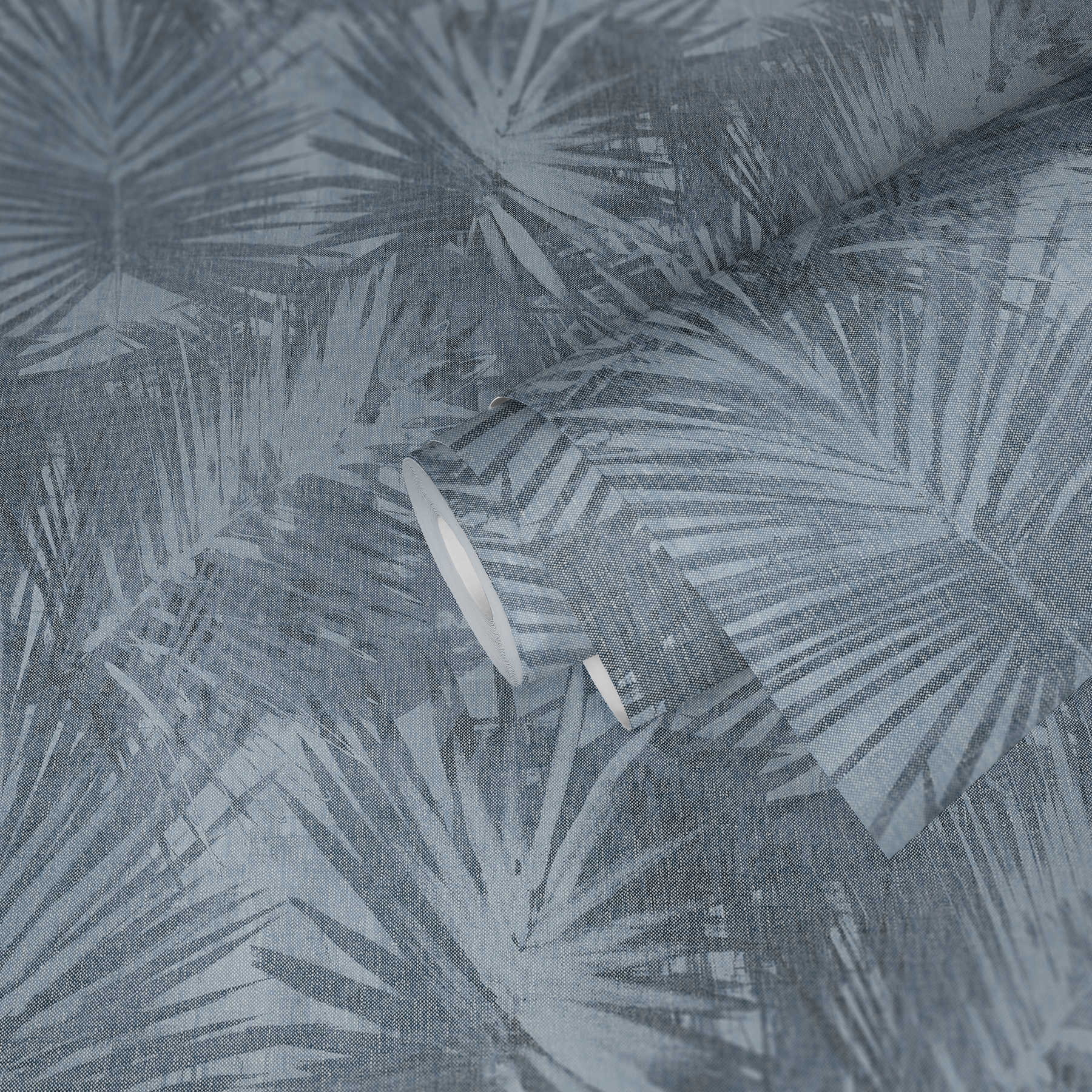             Papel pintado no tejido con aspecto de lino y estampado de hojas naturales - Azul
        