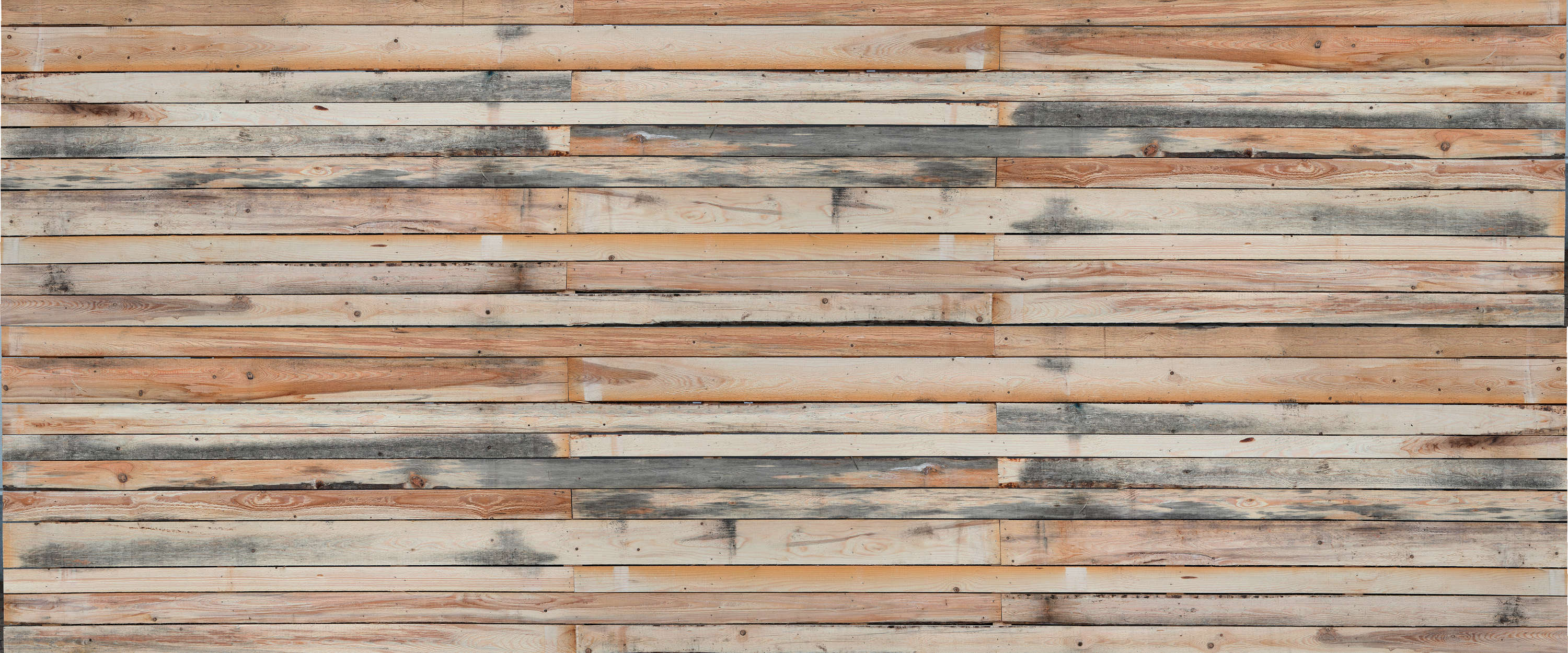             Planches de bois usées par les intempéries - Papier peint panoramique au look usé pour mettre en valeur votre mur
        