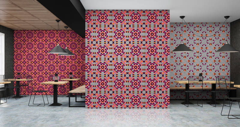             Mural de pared rosa con patrón de mosaico en estilo gráfico
        