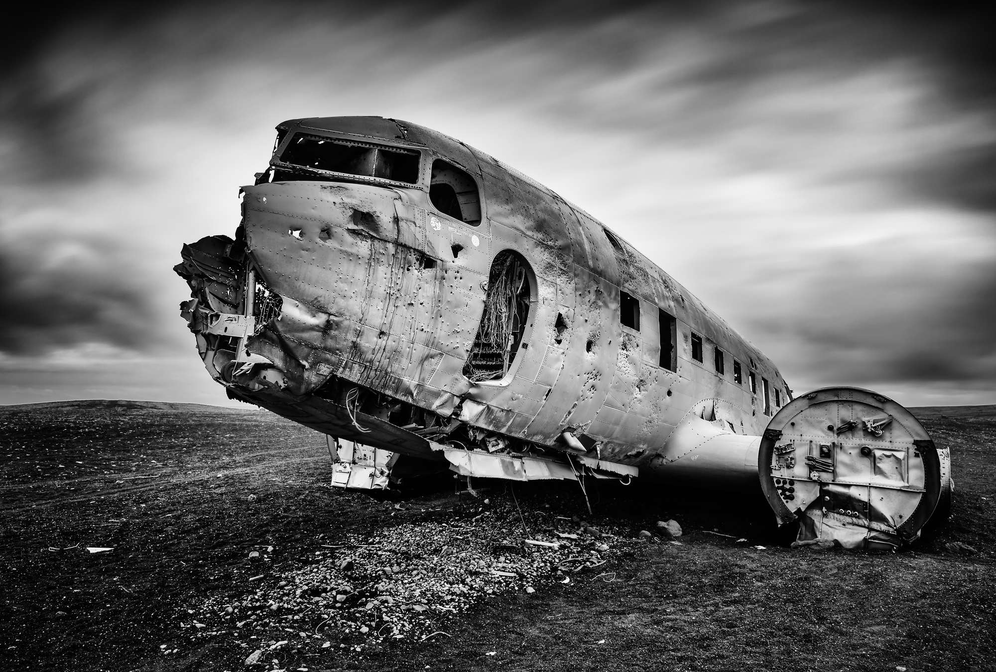             Photo wallpaper plane wreck - black and white
        