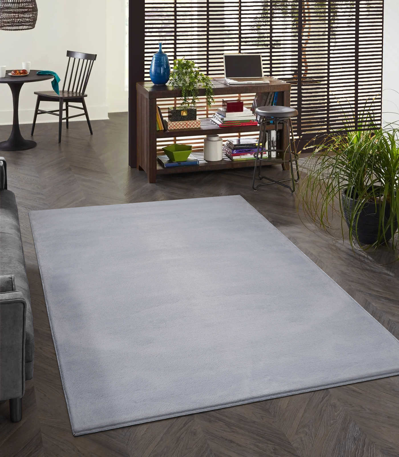 Comfortable high pile carpet in soft grey - 100 x 50 cm
