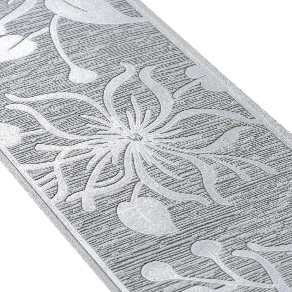             Borde metálico plateado con motivos florales y textura en relieve
        