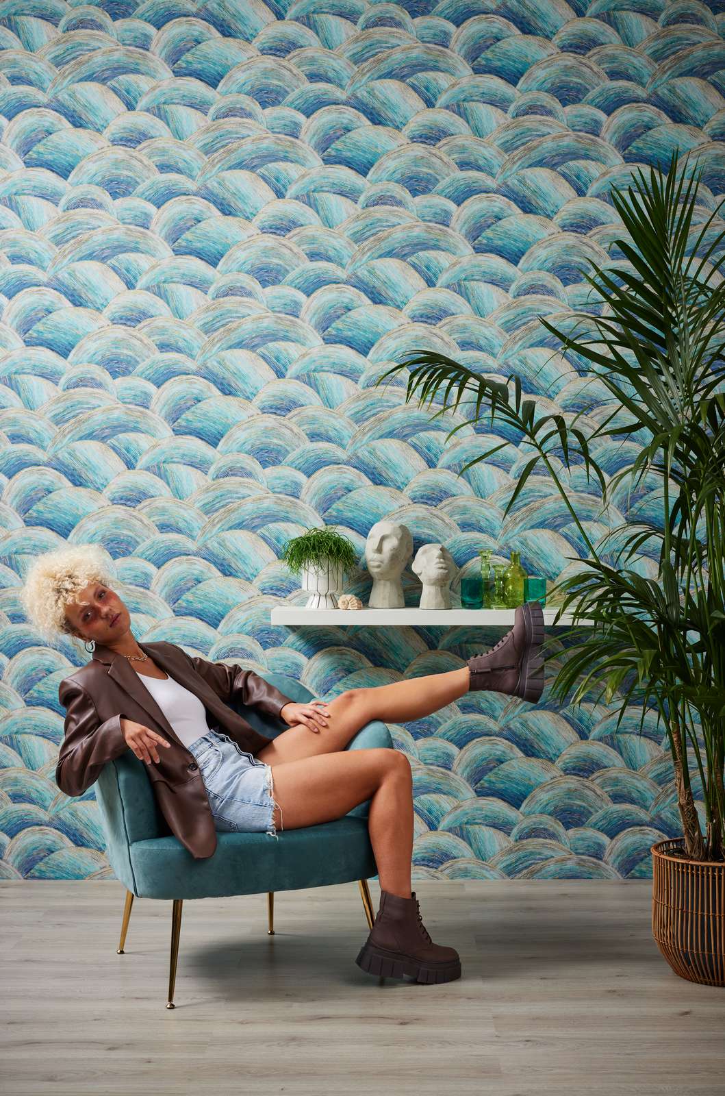             Abstract non-woven wallpaper with wave pattern & gloss effect - blue, turquoise, gold
        