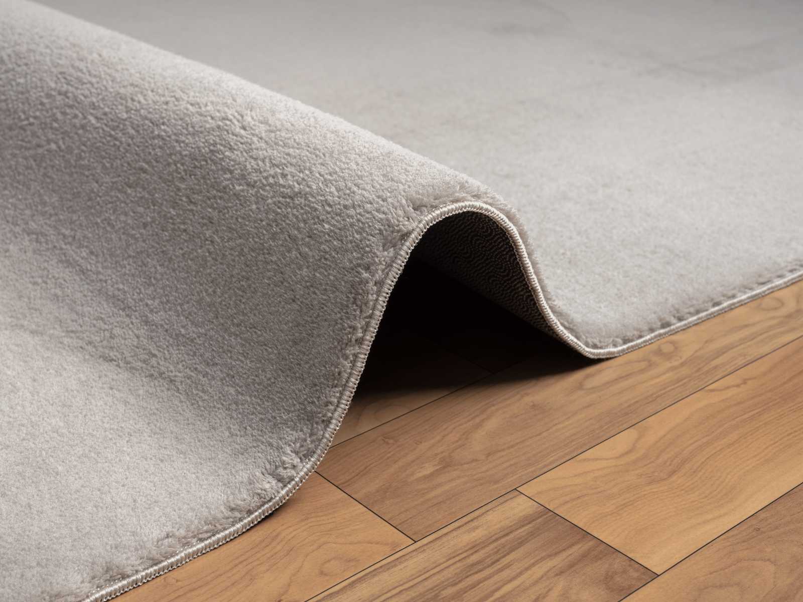             Modieus hoogpolig tapijt in zand - 110 x 60 cm
        