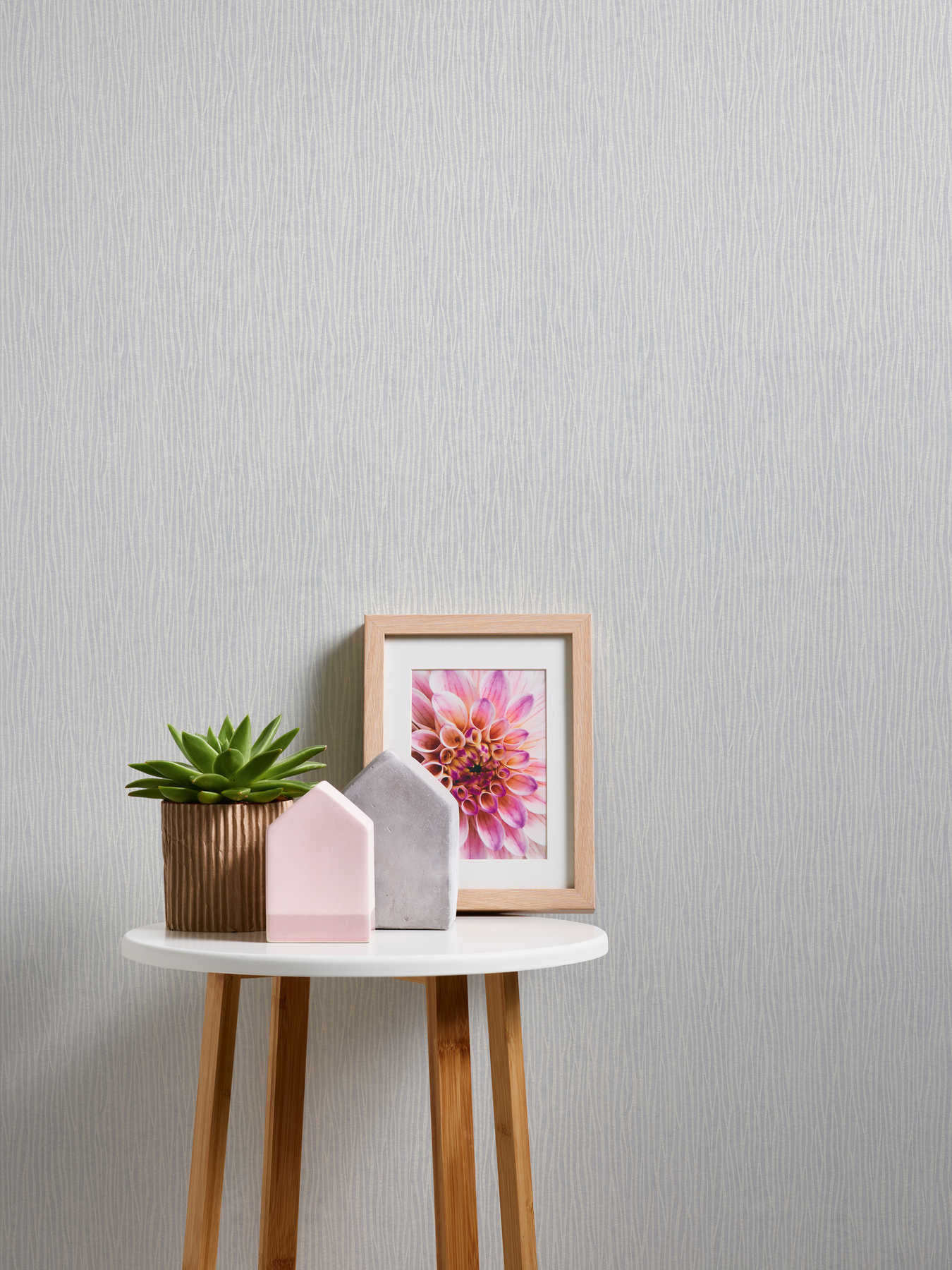             Paintable non-woven wallpaper with natural line design
        