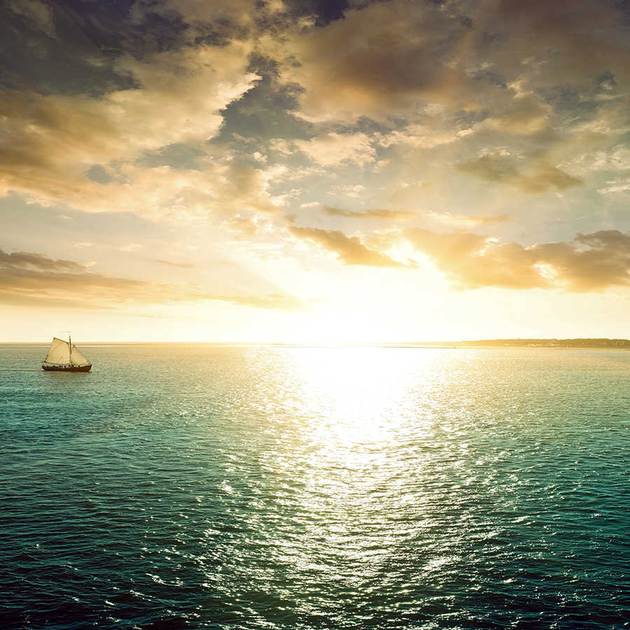 Zee fotobehang zeilboot bij zonsondergang op parelmoer glad vlies
