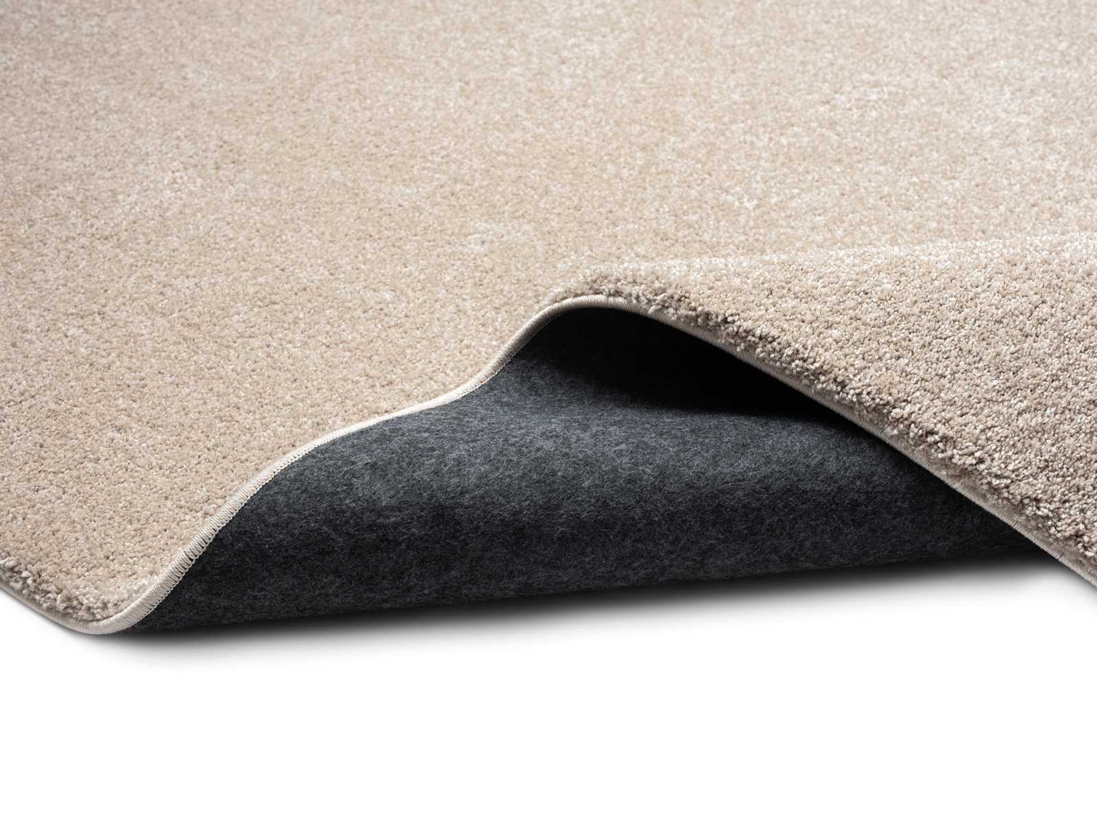             Soft short pile carpet in beige - 150 x 80 cm
        