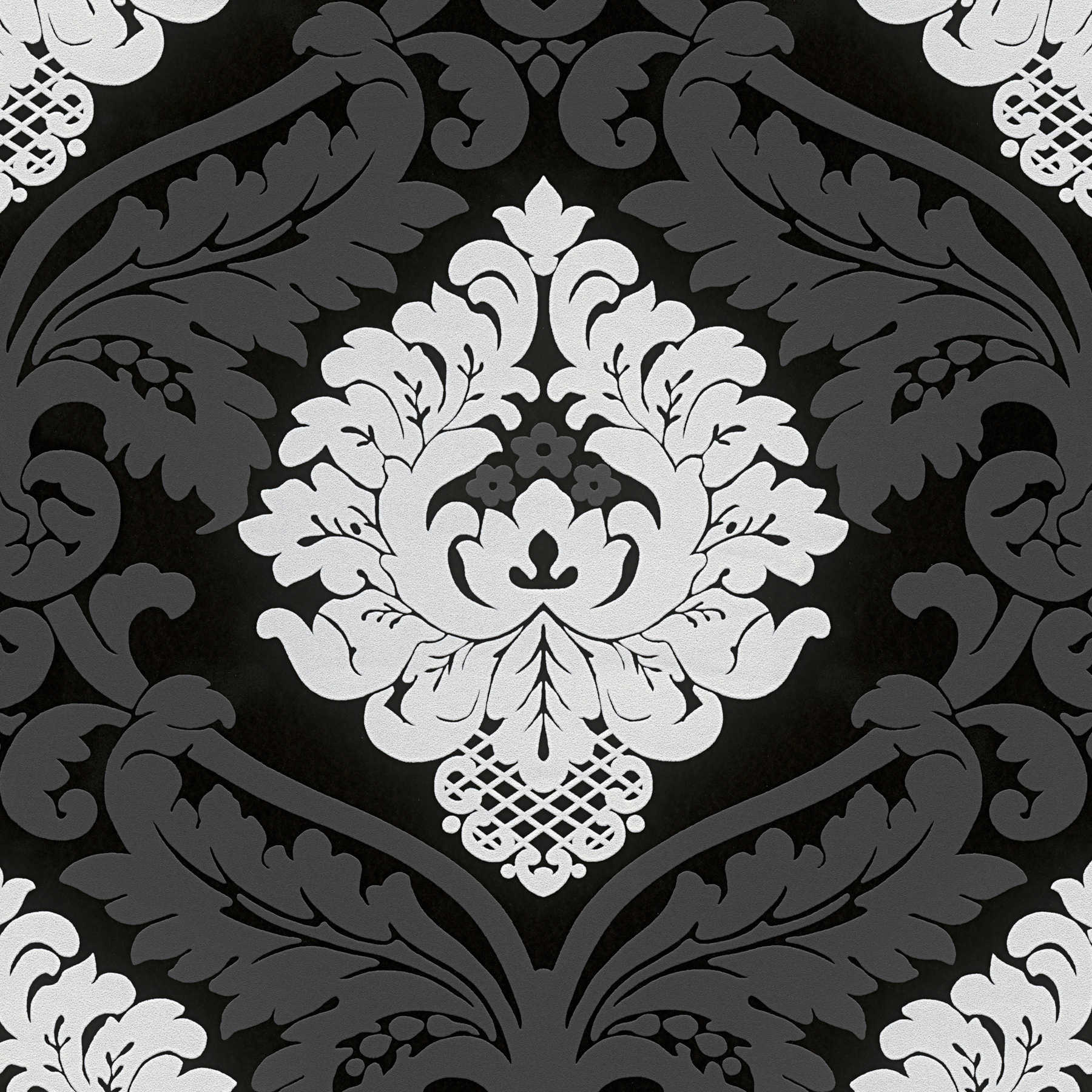             Papel pintado barroco blanco y negro con efecto mate-brillante
        