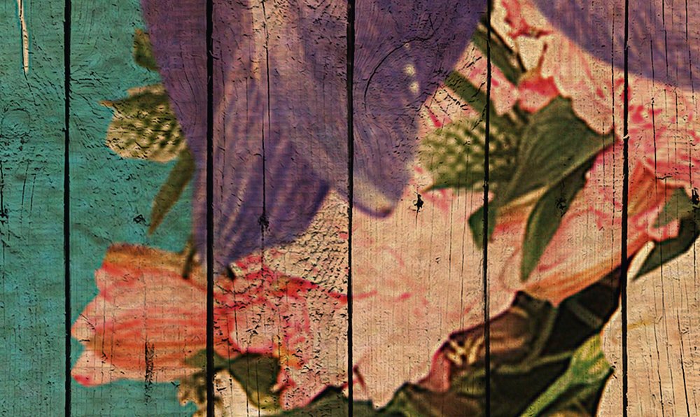             Havana 1 - Papel pintado fotomural Mujer joven en el prado de flores con estructura de paneles de madera - Beige, Azul | Tejido sin tejer liso mate
        