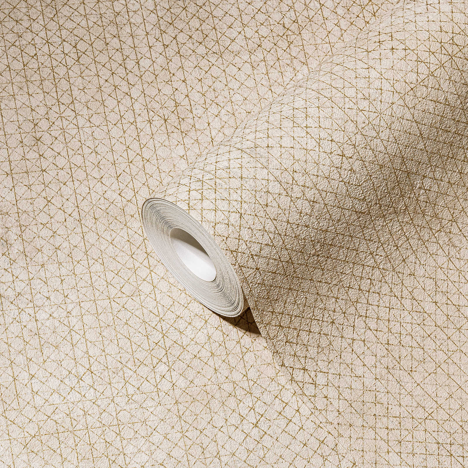             Behang crème-beige met metalen structuurpatroon
        