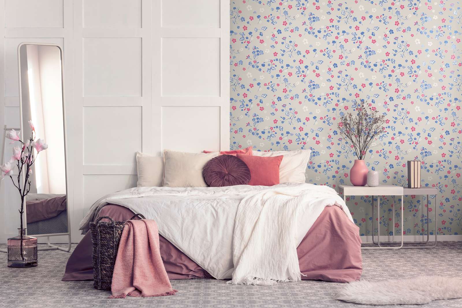             Non-woven wallpaper with playful floral pattern - light grey, blue, pink
        