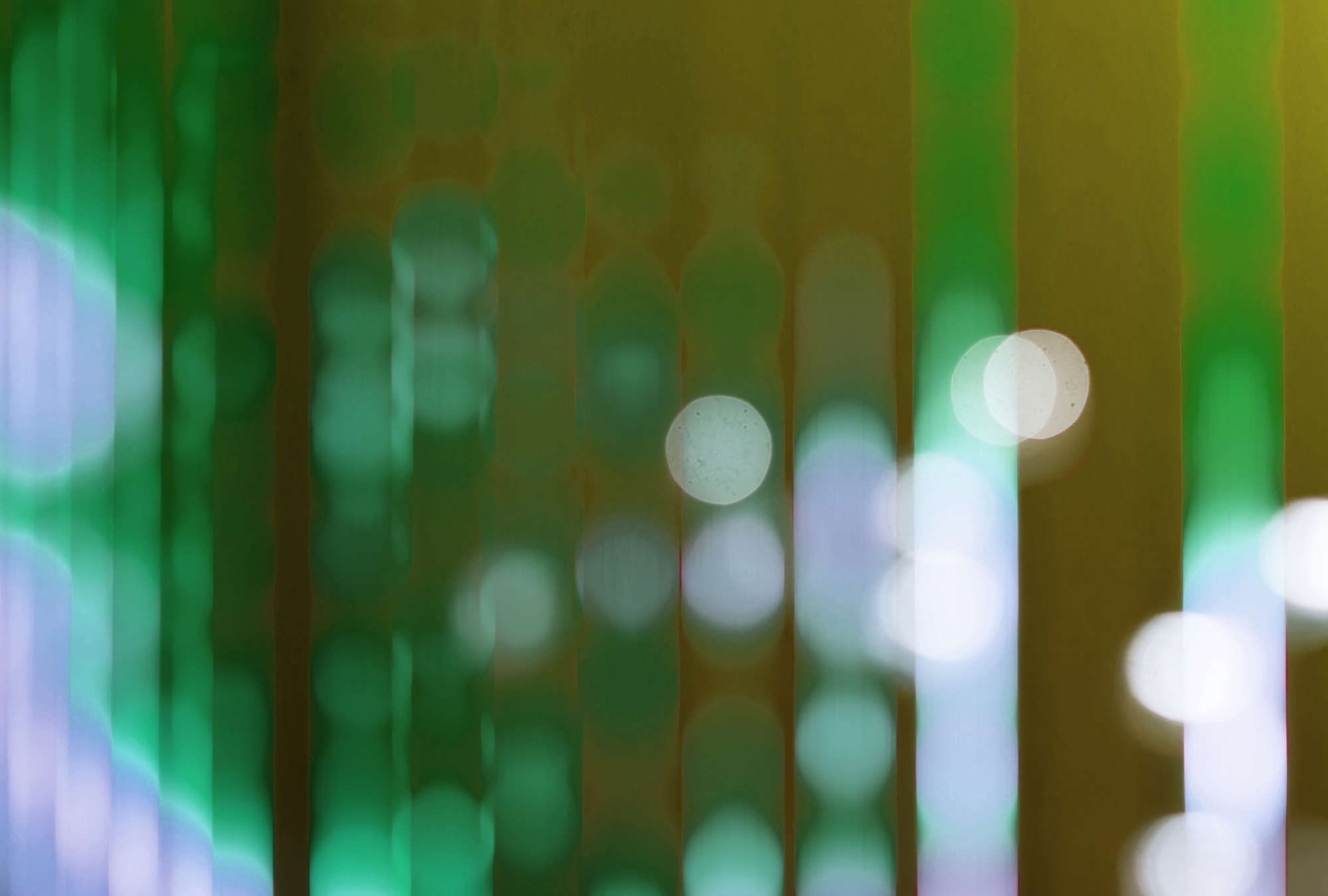             Big City Lights 2 - Digital behang met lichtreflecties in groen - Geel, Groen | Matte gladde vlieseline
        
