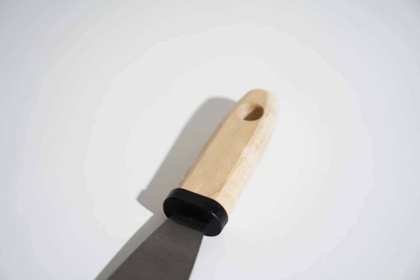             Spatola da pittore 40 mm con lama flessibile in acciaio e manico in legno
        
