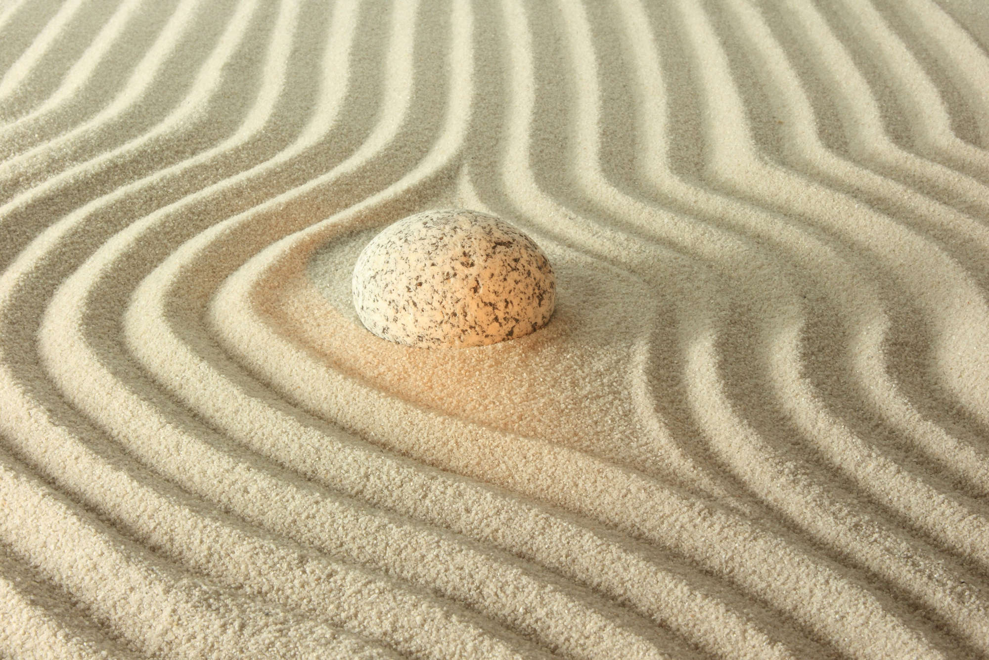             Digital behang gloeiende steen in het zand - parelmoer glad vlies
        