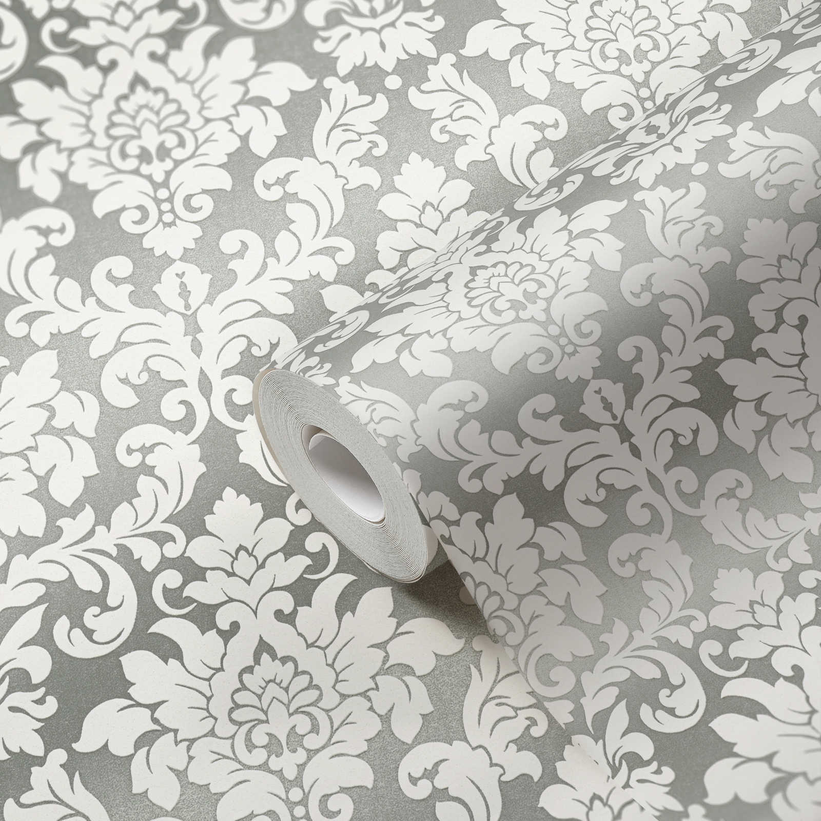             Zilver behang met wit ornament ontwerp
        