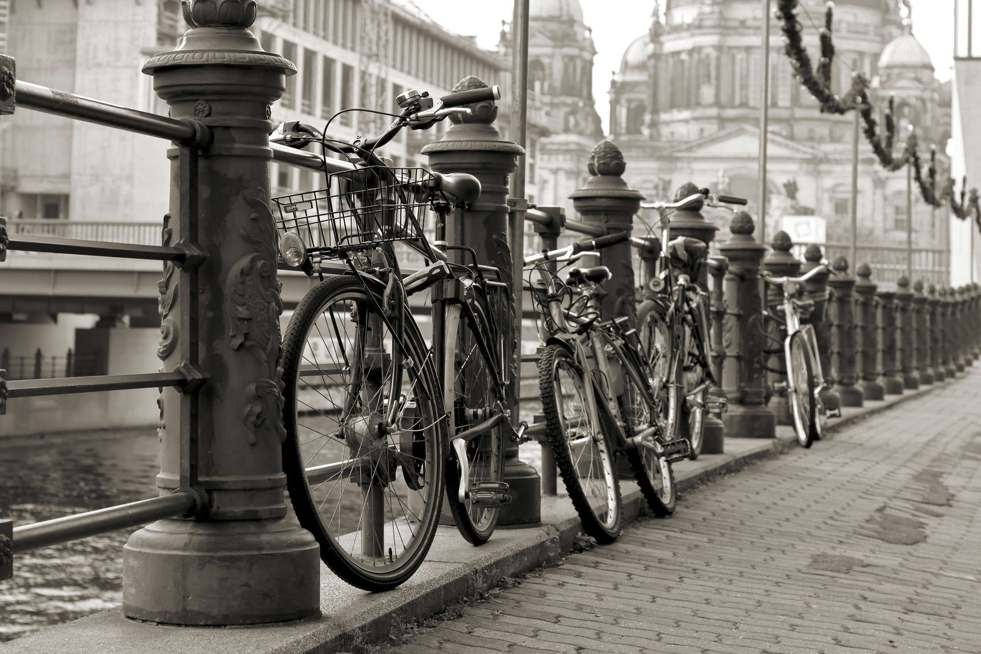             Fotomurali della città Biciclette sulla ringhiera del fiume su pile liscio di prima qualità
        