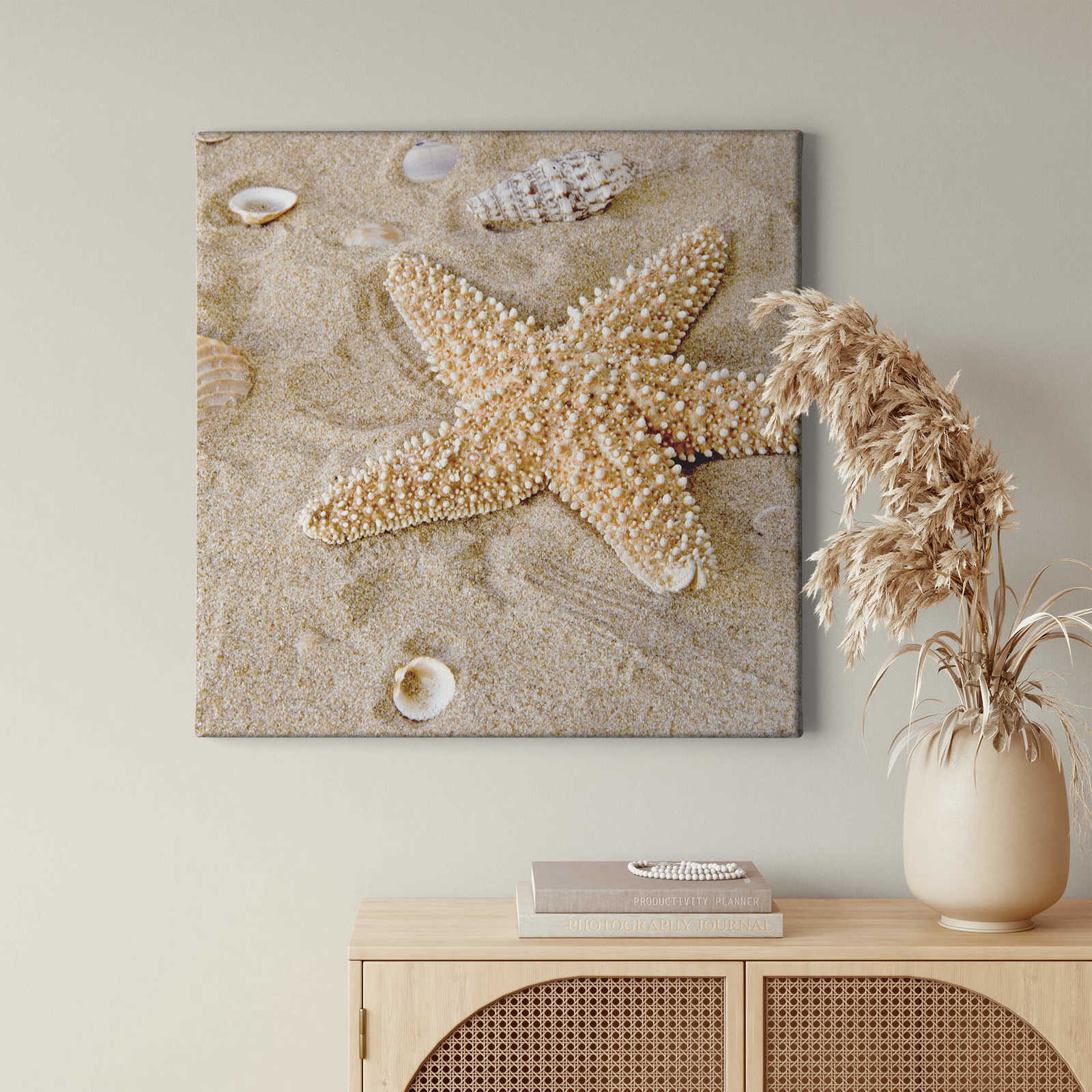             Square canvas print starfish in beige
        