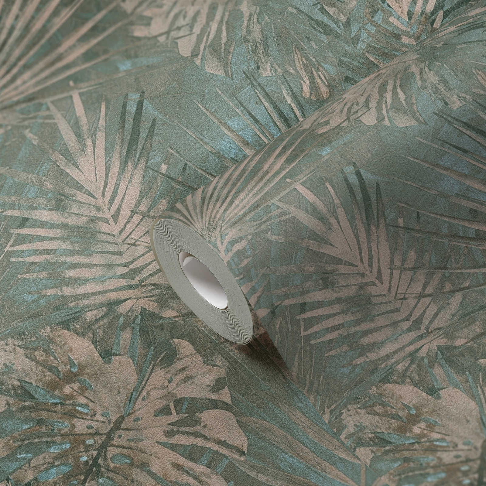             PVC-vrij behang met jungle patroon in used look - groen, blauw, beige
        