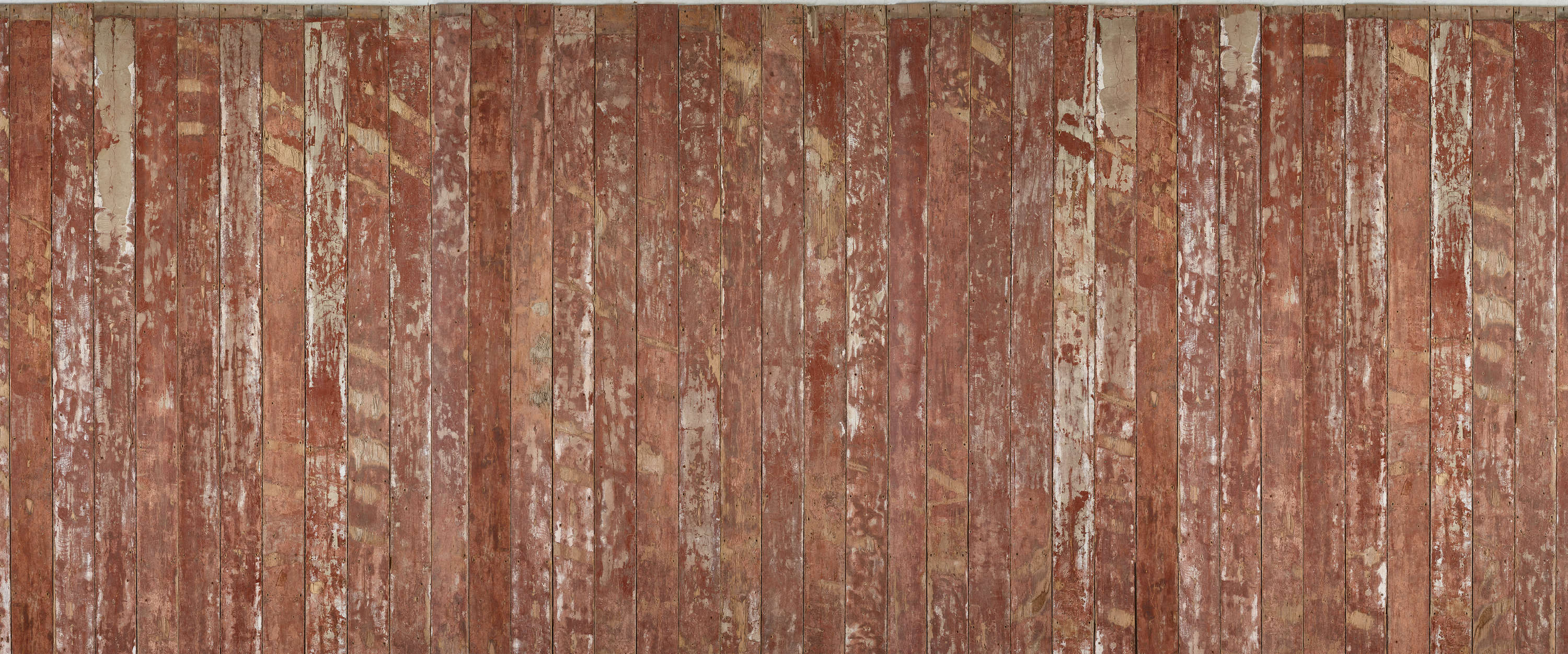             Tablas de madera de color marrón rojizo en papel pintado de aspecto usado
        