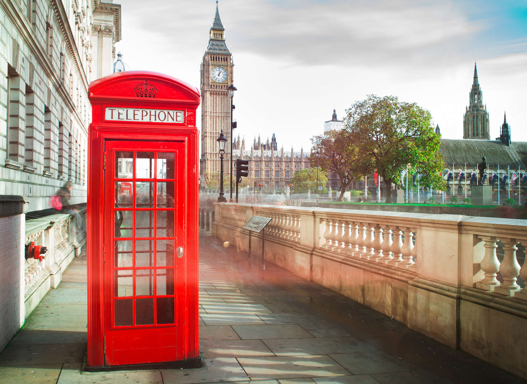             Cabina telefónica roja en Londres - Rojo, Marrón, Verde
        