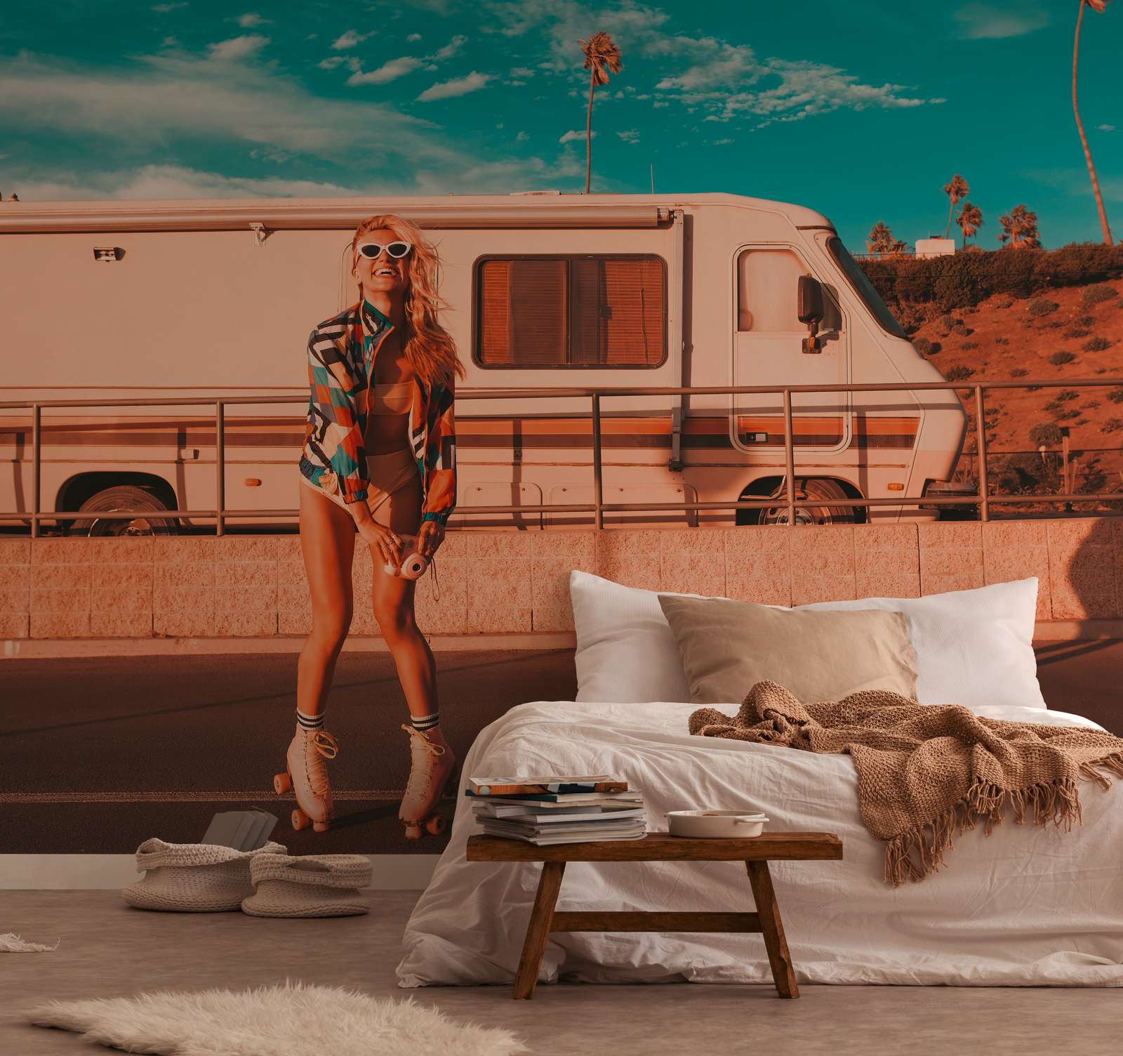             Papier peint avec skater girl et camper en vibe d'été - bleu, orange, beige
        