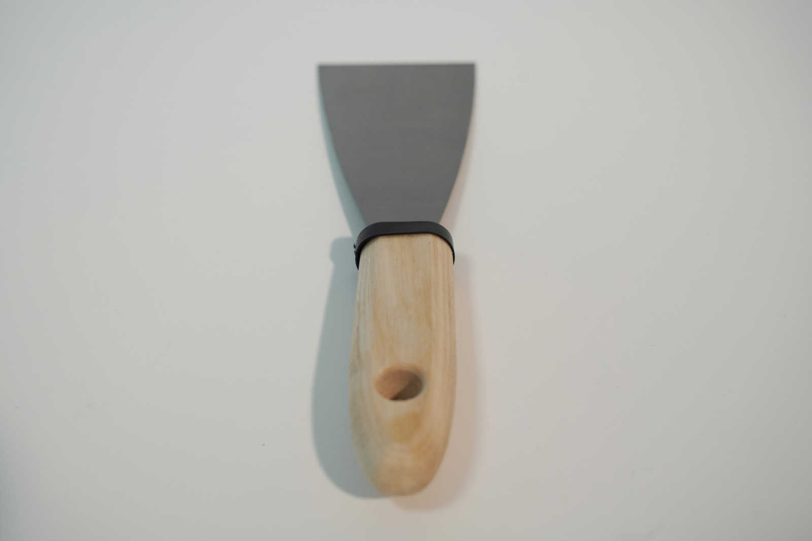             Spatola da pittore 60 mm con lama flessibile in acciaio e manico in legno
        