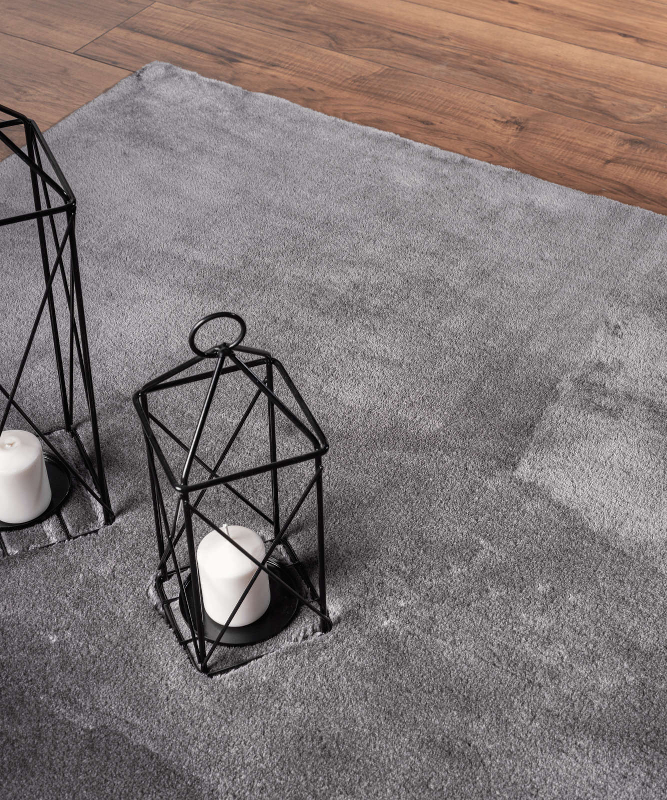             Fluffy high pile carpet in anthracite - 110 x 60 cm
        