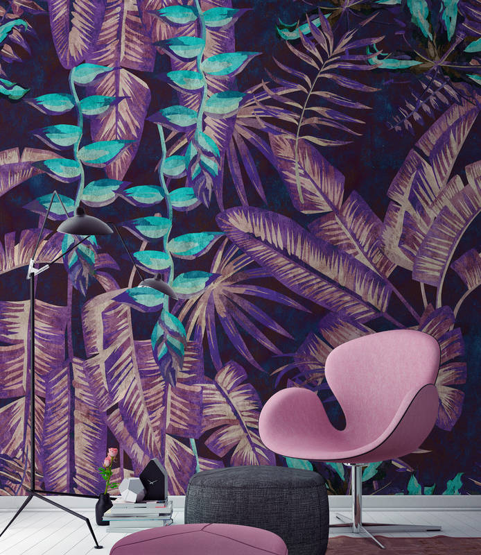             Tropicana 6 - digitaal print behang in vloeipapierstructuur met jungle motief - turquoise, violet | parelmoer glad vlies
        