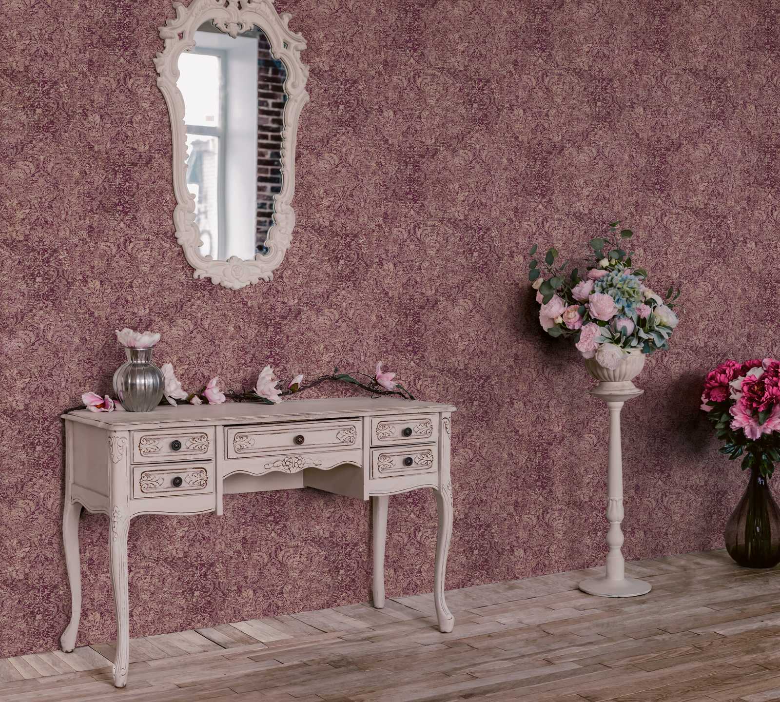             Vintage wallpaper with used look ornaments - pink
        