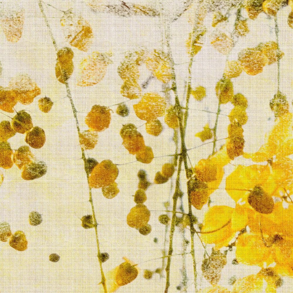             papier peint en papier panoramique »taiyo« - guirlande de fleurs avec structure en lin en arrière-plan - jaune | Intissé premium lisse et légèrement brillant
        