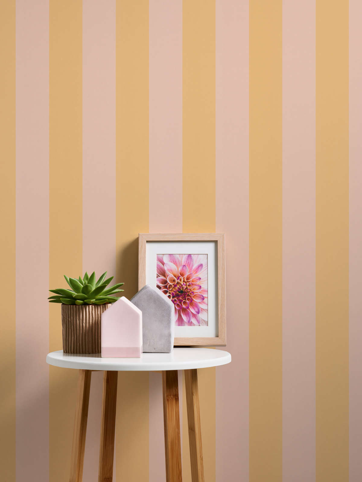             Vliesbehang met blokstrepen in zachte tinten - oranje, roze
        