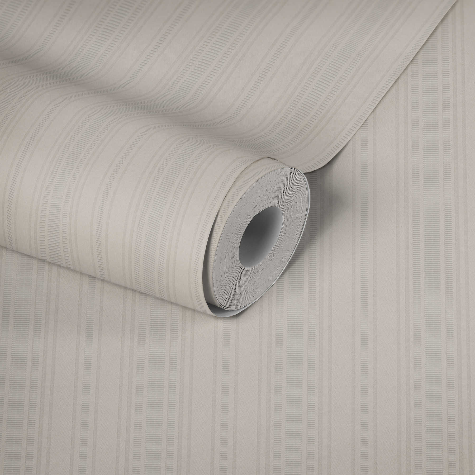             Crème-beige behang met streeppatroon & structuurdesign
        