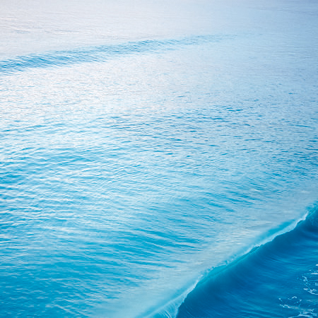 Papier peint panoramique d'une vague qui se brise dans la mer
