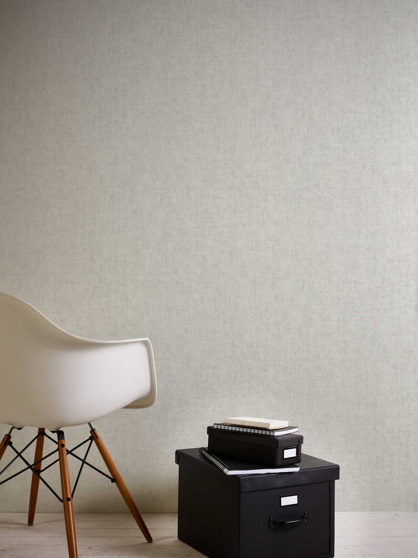             Papel pintado unitario gris claro con aspecto de yeso rústico en diseño vintage
        