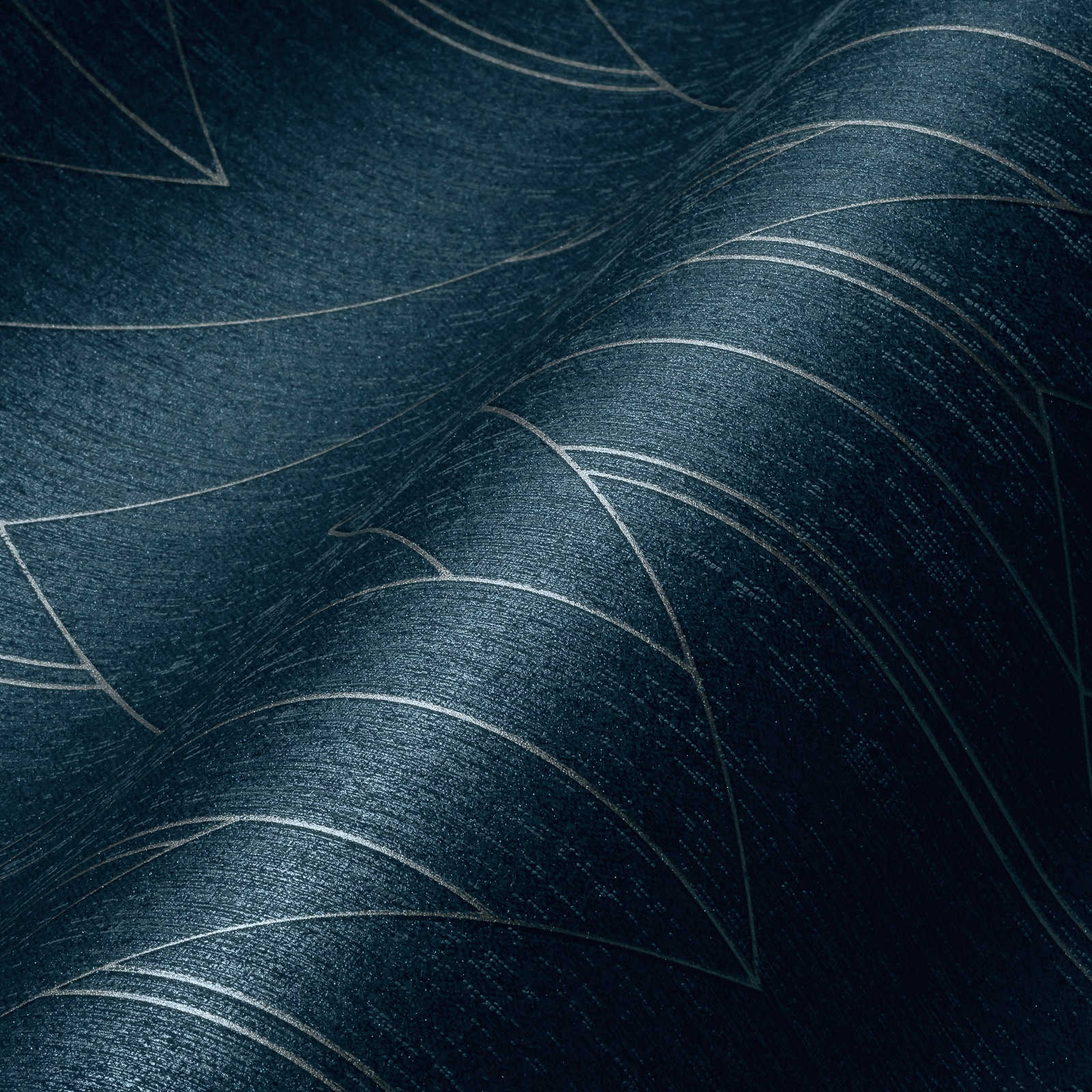             Carta da parati blu scuro con motivo grafico argentato ed effetto lucido - Blu, Metallizzato
        