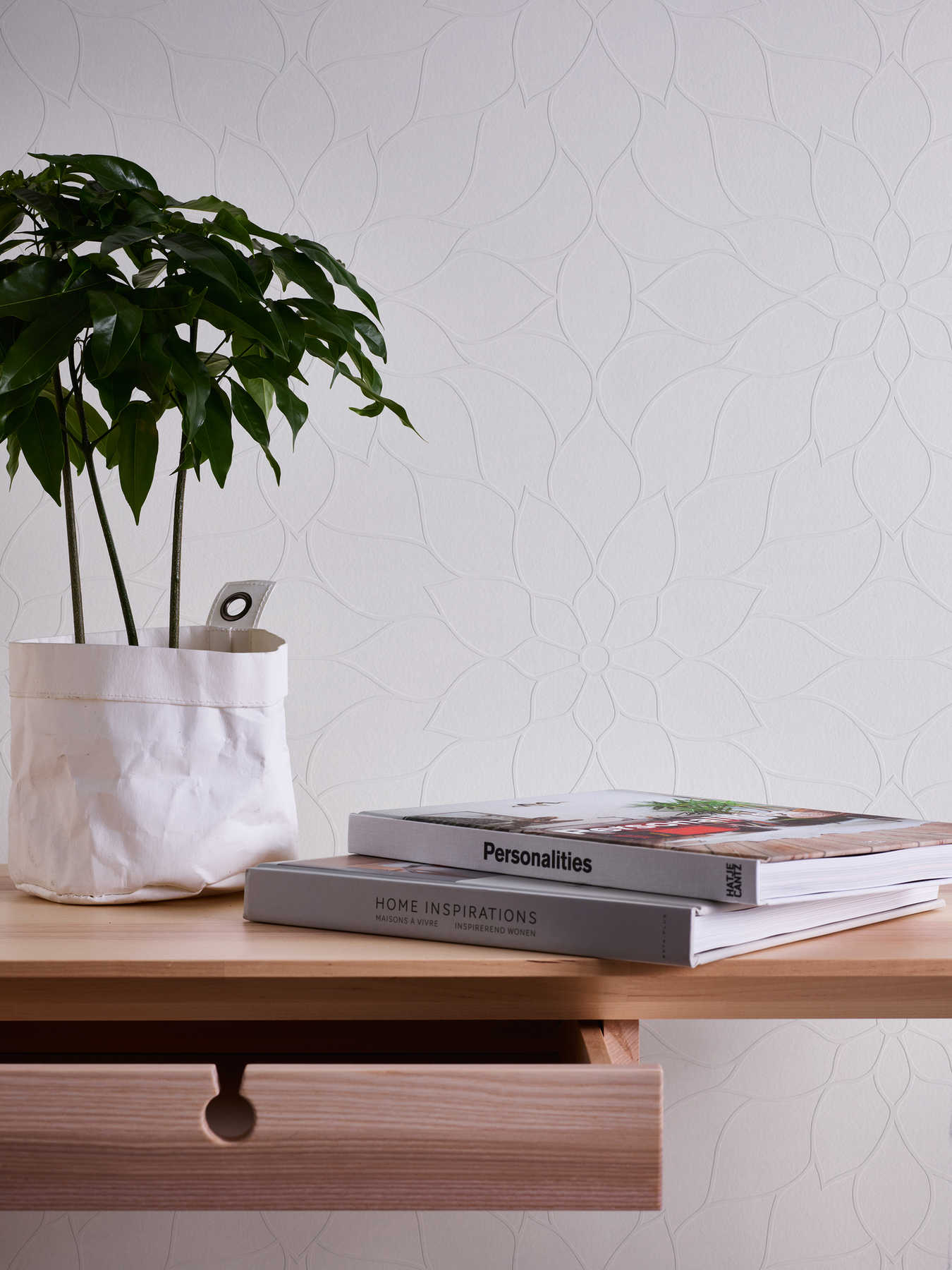             Paintable wallpaper with modern floral design
        