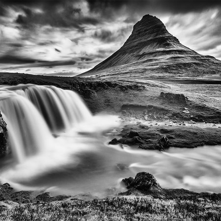         Photo wallpaper Krikjufellfoss landscape motif mountain and waterfalls - black and white
    