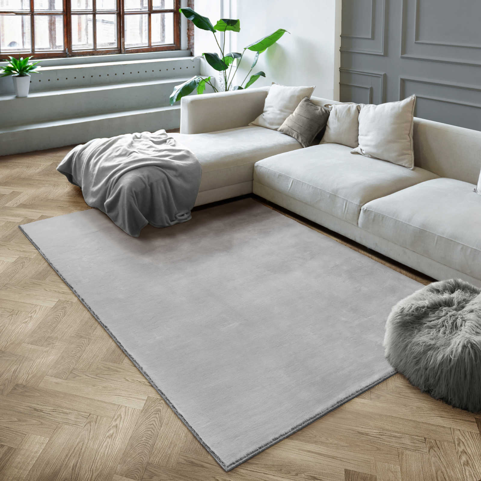 Cosy high pile carpet in soft grey - 110 x 60 cm
