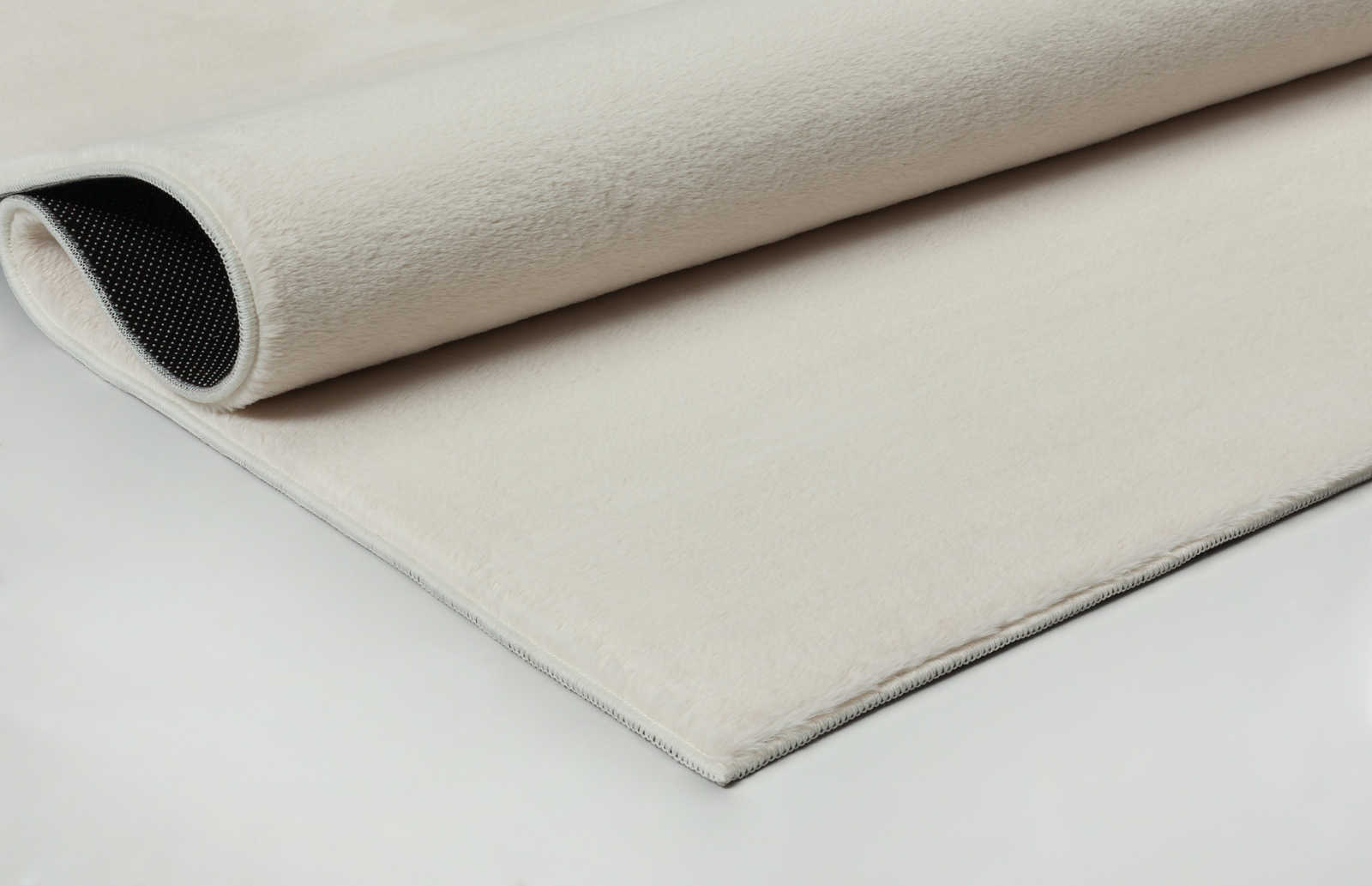             Zacht hoogpolig tapijt in crème - 160 x 117 cm
        